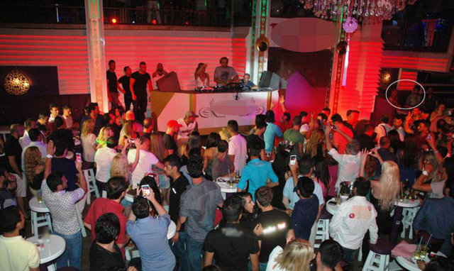 Objektiflere yansımaları üzerine Seçkin'in hızlıca yanından ayrıldığı Çolak, başka bir eğlence mekanına geçti. -