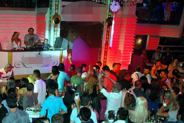 Muğla'nın Bodrum ilçesinde hareketlenen gece eğlencelerinde Galatasaraylı milli futbolcu Emre Çolak, şarkıcı Ece Seçkin ile görüntülendi.