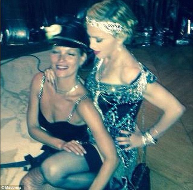 Madonna'nın doğum günü için yakın arkadaşı dünyaca ünlü Türk fotoğrafçı Mert Alaş'ın İbiza'daki malikanesinde sürpriz bir parti düzenlendi.