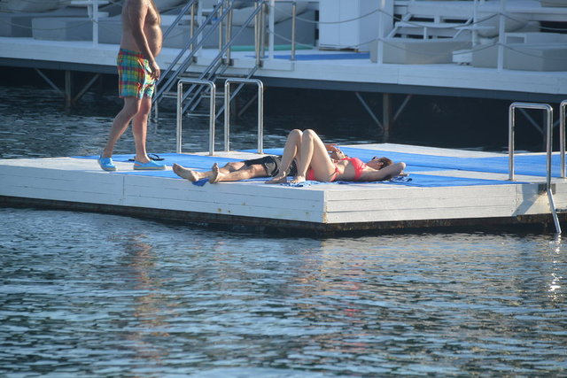 Bahadır önceki gün, Aramızda Kalsın dizisindeki rol arkadaşı Caner Cindoruk'la birlikte güneşlenirken görüntülenmişti.