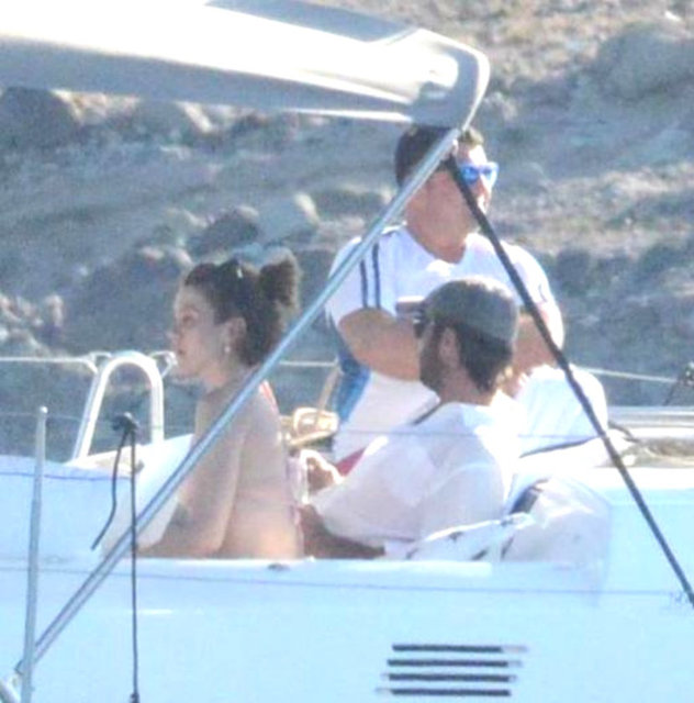 Güzel oyuncu Gökçe Bahadır, Bodrum'da katıldığı yat yarışından çabuk koştu.