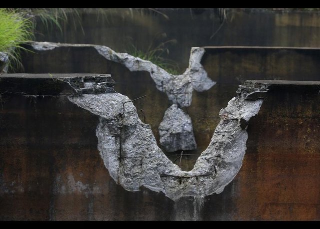 Su depolarının yıkılmış duvarları...