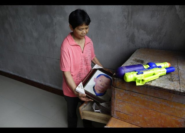 Wu, deri ve akciğer kanserinden ölen kocasının fotoğrafını çekmeyeceye yerleştiriyor. -  -   -  -