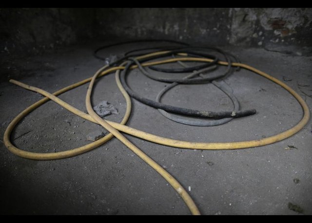 Kükürt madeninde terk edilmiş su hortumları.