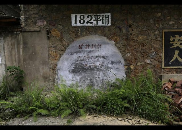 -  - 1950'lerin başlarında mantar gibi çoğalan maden ve fabrikalar, 2011 yılında tamamen kapatıldı. Madenlerin girişleri çimentoyla örüldü.