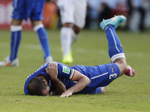 Ardından ayağa kalkan Chiellini formasını sıyırarak hakeme omzunu gösterdi.