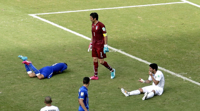 Omzunda diş izleri bulunan Chiellini hakeme izleri göstermesine rağmen hakem ne Suarez'e ne de dirsek artan Chiellini'ye kart göstermedi.