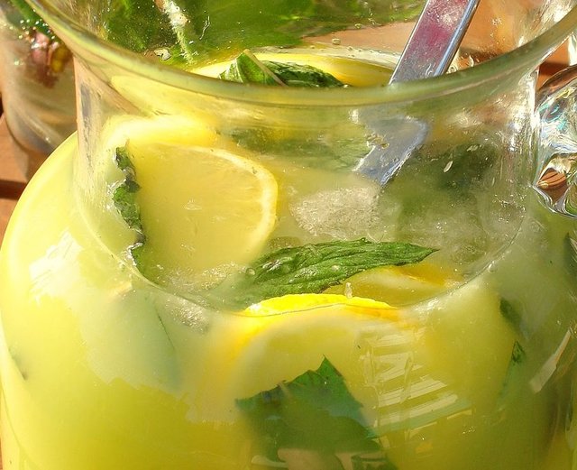 Zencefil ve taze naneli limonata + 15 fındık badem