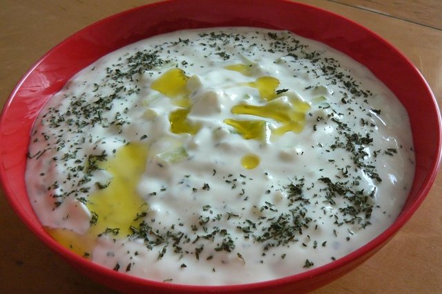 15-20 dakika beklenmeli ve ardından ana yemek ve yanına yoğurt/cacık, salata ile öğün devam etmelidir.