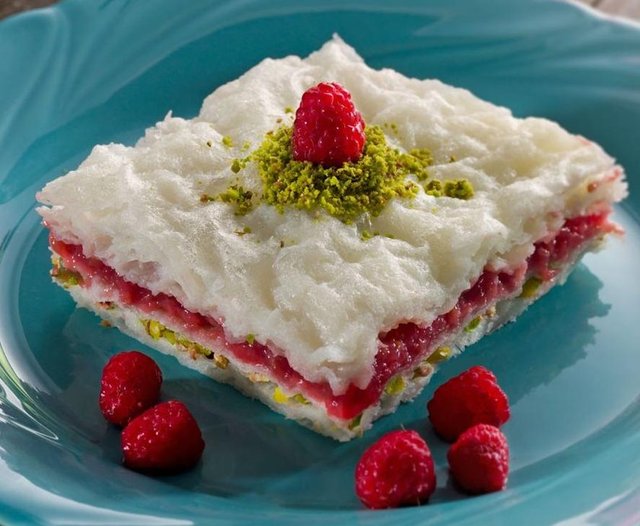 Güllaç, kazandibi, muhallebi, dondurma gibi sütlü tatlılar ile meyve ile hazırlanmış tart ve kuplar tercih edilebilir.