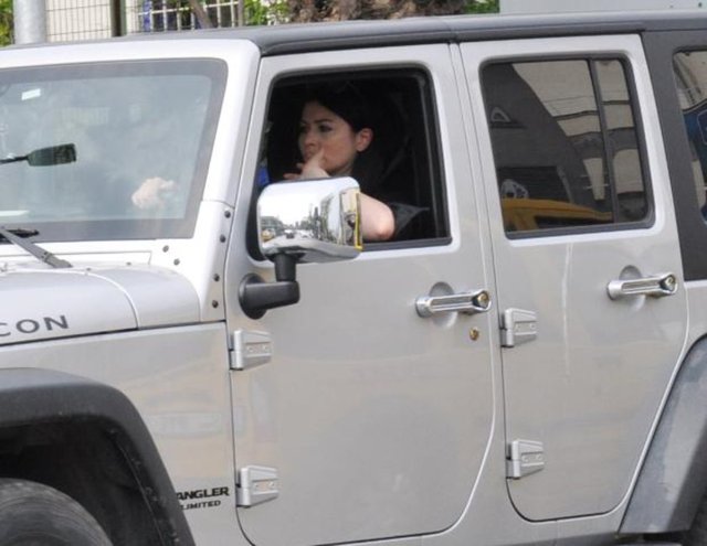 Beşiktaş'taki çevirmede alkolmetreyi üflemesi istenen Deniz Çakır'ın 2,44 promil alkollü olduğu ortaya çıktı. Bu sonuç üzerine ünlü oyuncunun ehliyetine 6 aylığına el kondu.