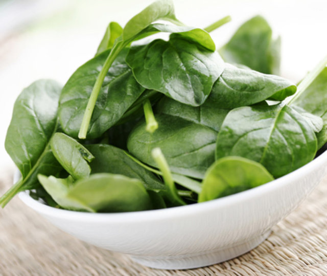 Yeşil yapraklı sebzeler de aynı şekilde damar sertliğini engeller ve kolesterol seviyesini kontrol altında tutar.
