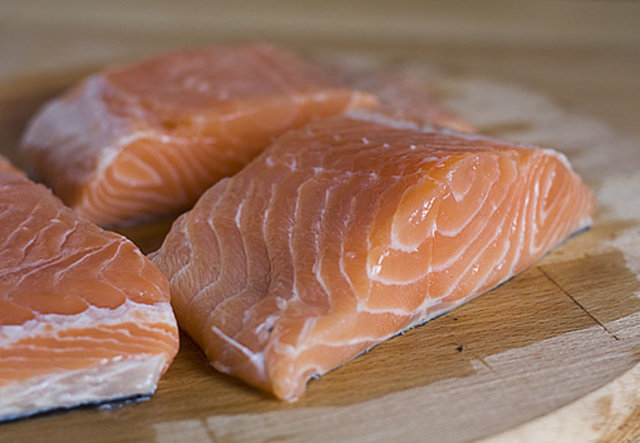 Somon, sardalya, hamsi gibi balıklarda bol miktarda bulunan omega-3 yağ asitleri, kolesterolün yükselmesini engelleyerek, damar tıkanıklığını engelliyor.