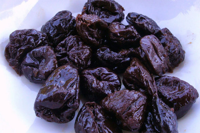 Kuru erik içinde barındığı lifler ve fitokimyasalar sayesinde kalbinizi korur.  -