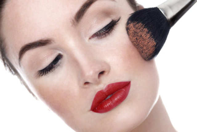 Her yeni çıkan, reklamını her gördüğünüz kozmetik ürününü kullanmamalısınız. Cildinize uygun olmayan bir ürün kullanmanız halinde, cilt yapınızın düzelemeyecek şekilde bozulmasına yol açabilirsiniz.