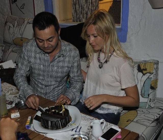 Alaçatı'nın gözde restoranlarından birinde yemek yiyen ikili, bulundukları mekanda, Chloe Loughnan'ın 22. yaş gününü de kutladı.