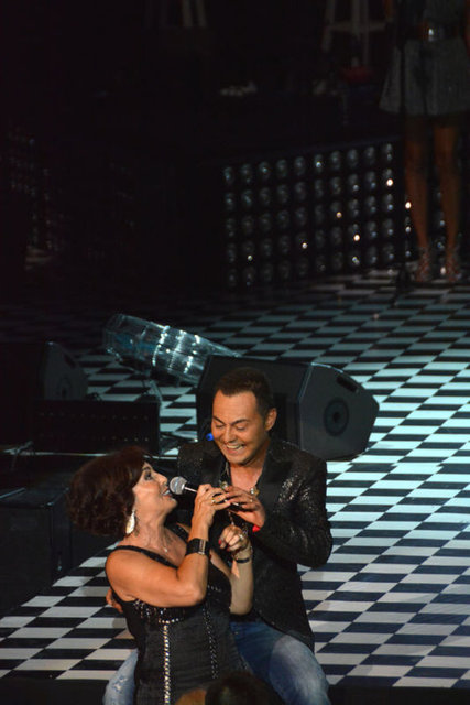 ANNEYLE DÜETKonserin en duygulu anı Serdar Ortaç'ın annesi Nesrin Hanım' ın 'Kader Diyemezsin' şarkısını söylediği andı. Seyircilerin büyük beğenisini kazanan Nesrin Ortaç, dakikalarca alkışlandı.