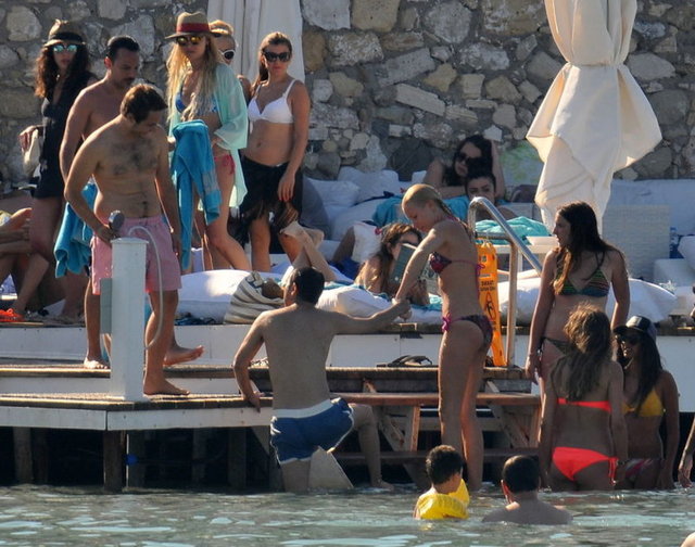 EŞİNİN ELİNİ SIKI SIKI TUTTU - Güzel model, denizden çıkarken de eşinin elini sıkı sıkı tutarak her daima yanında olduğunu sonuna kadar hissettirdi.