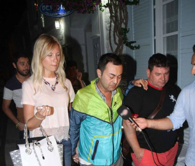 Serdar Ortaç, mekân çıkışı otoparka bıraktığı aracına doğru yürürken soruları yanıtladı.