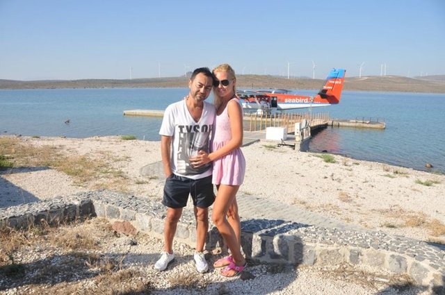 MORAL TATİLİ İYİ GELDİMS hastalığı teşhisi konulan Serdar Ortaç, geçtiğimiz günlerde moral bulmak için eşi Chloe Loughnan'la gittiği Çeşme tatilinden İstanbul'a özel deniz uçağıyla dönmüştü.