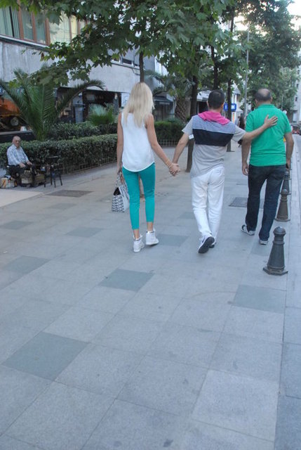 MORAL VERDİLERbr> - Evlendikten sonra araçlarını satan Ortaç'ın tekrar VIP minibüs aldığı ve minibüsü şoförüne kullandırdığı dikkatlerden kaçmadı.