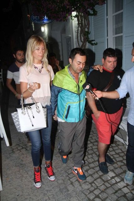 Evliliklerinin 3. gününde MS teşhisi konularak hastaneye yatırılan Ortaç, yeniden yürümeye başladı.