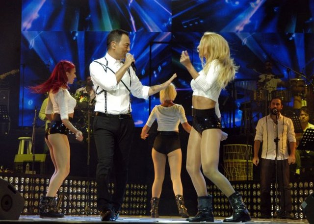 MS hastalığına yakalanarak uzun süredir tedavi gören sanatçı sahne öncesi gazetecilerin sorularını yanıtladı.