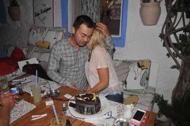 20 günlük tedavinin ardından ayağa kalkan ünlü şarkıcı, ilk iş olarak eşi Chloe Loughnan'ı balayı için Çeşme'ye götüdü.