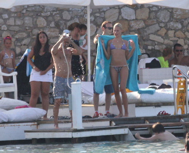 Kortizon tedavisi gören Serdar Ortaç, Çeşme konseri öncesinde tatil yaptı.