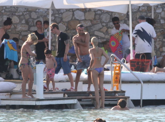 Önceki gün Sole Mare Beach Club'da eşi Chloe ile denize giren ünlü şarkıcı, gününü gün etti.