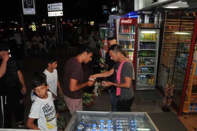 MS hastalığıyla boğuşan Serdar Ortaç, Bebek'te etrafını saran çocuklara harçlık verirken görüntülenmişti.