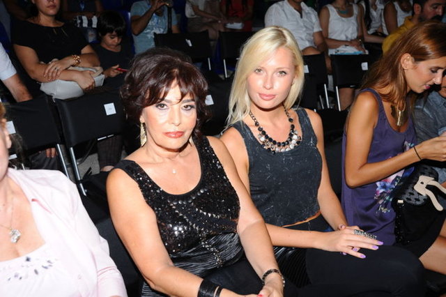 'YEŞİL GÖZLÜM'Ü SÖYLEDİ - Serdar Ortaç, konseri en ön sırada annesi Nesrin Ortaç'la birlikte izleyen eşi Chloe Loughnan' a aşkını ilan ederken takılmadan da edemedi.