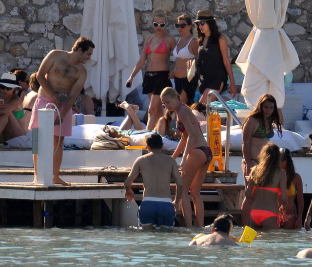 Eşini bir an olsun yalnız bırakmayan güzel model, yüzerken eşlik ettiği Ortaç'a denizde egzersiz yaptırdı.