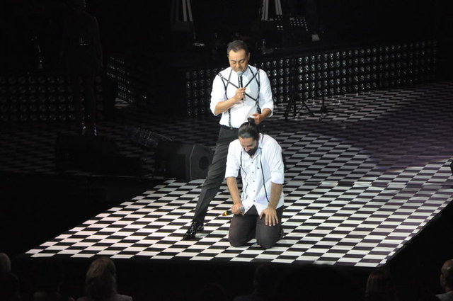 Yerinde duramayan Ortaç, "İki ay morfinle, kortizonla hastane de yat, sonra konsere slow şarkıyla başla" diyerek art arda sevilen hareketli şarkılarını seslendirdi.