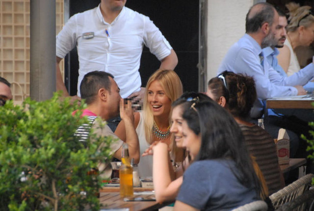 Çok keyifsiz olduğu gözlenen Ortaç'ın, yarım saatte 4 sigara içtiği görüldü.