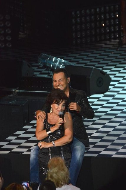 Bu arada Nesrin Hanım, sahnede terleyen oğluna peçete servisi yaptı.