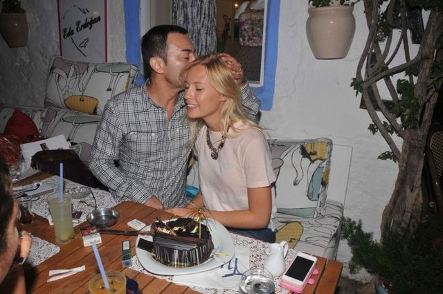 MS teşhisi konduktan sonra zor günler geçiren Serdar Ortaç, eşiyle Çeşme'de görüntülendi.