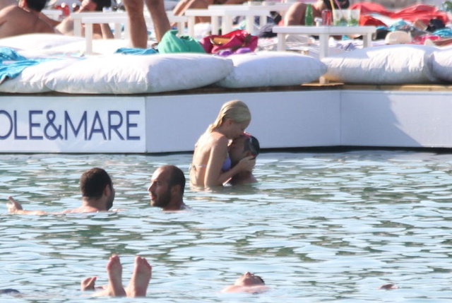 Suyun içinde samimi görüntüler veren ikili, sık sık öpüştü.