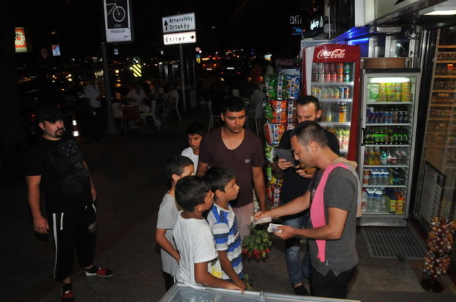 Akşam yürüyüşüne çıkan ünlü şarkıcı, çiçekçi çocuklara harçlık dağıtmıştı.