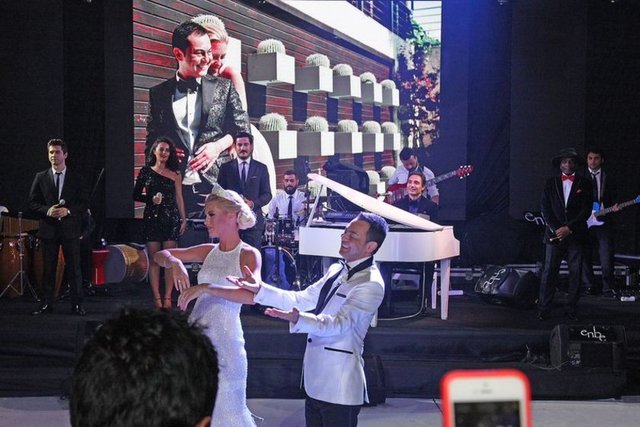 Merkezi sinir sistemiyle organların bilgi iletişimini sağlayan omuriliğin miyelin tabakası üzerindeki fiziksel tahribatın bir sonucu olarak ortaya çıkar.