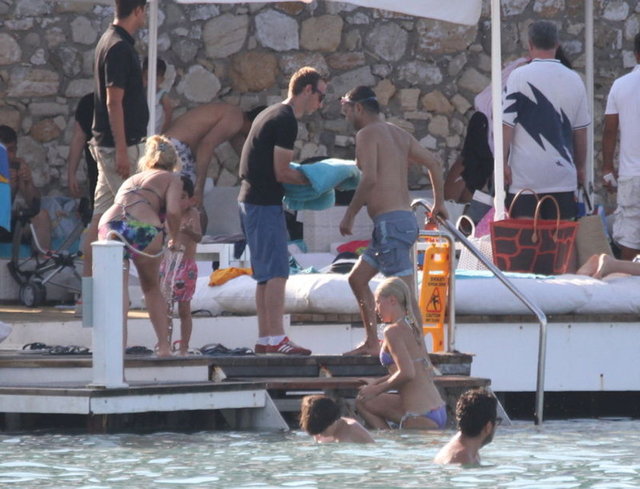 Eşini bir an olsun yalnız bırakmayan Chloe, tatilde de terapiye devam etti.