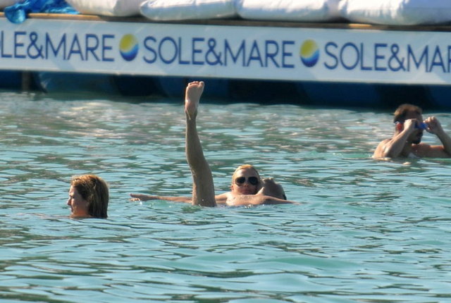 Evliliklerinin ilk günlerinde MS hastalığı teşhisiyle sarsılan Serdar Ortaç ve eşi Chloe Loughnan, Çeşme'de tatil yaptı. Loughnan, tedavisi devam eden ünlü popçuyla hemşire gibi ilgileniyor