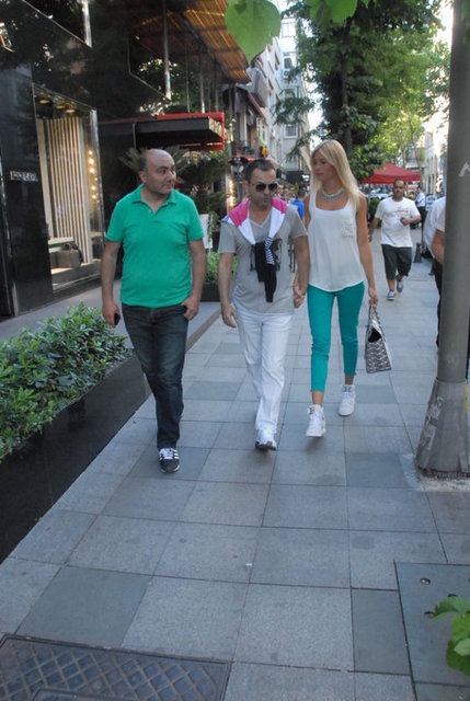 Serdar Ortaç MS hastası çıktı! -  - Yaptırdığı tahliller sonucunda MS hastası olduğunu öğrenen Serdar Ortaç, eşi Chloe Loughnan ile birlikte Nişantaşı'nda böyle görüntülenmişti.