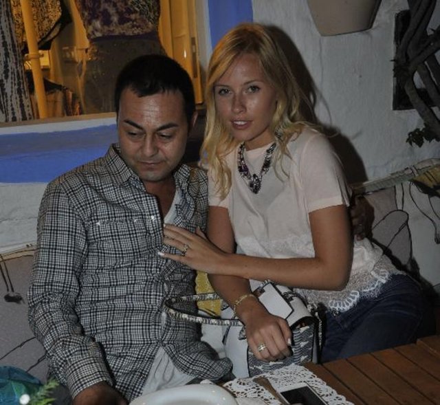 "20 günlük tedaviden sonra ayağa kalktım. Buraya da tatile gelmedim. Biliyorsunuz hayatımın aşkıyla yeni evlendim ama balayına çıkamadık. Eşim, doğum gününü Çeşme'de kutlamak isteyince üç günlüğüne buraya geldik" diyen Serdar Ortaç...