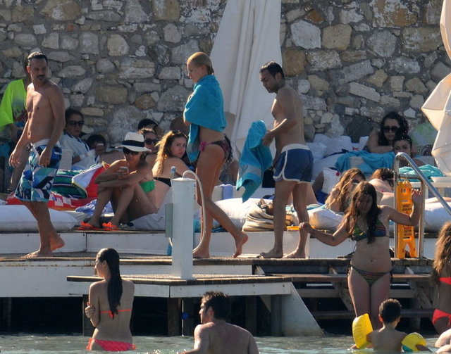 DENİZDE EGZERSİZ YAPTIRDI - MS hastalığı teşhisiyle zor günler geçiren ve tedavisi devam eden Serdar Ortaç, hastaneden çıkar çıkmaz soluğu Çeşme'de aldı.