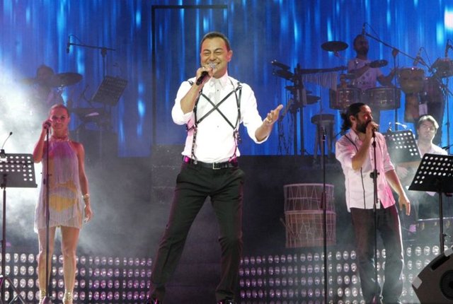 Serdar Ortaç Açıkhava'da hem 20. sanat yılını hem de sağlığına kavuşmasını kutladı.