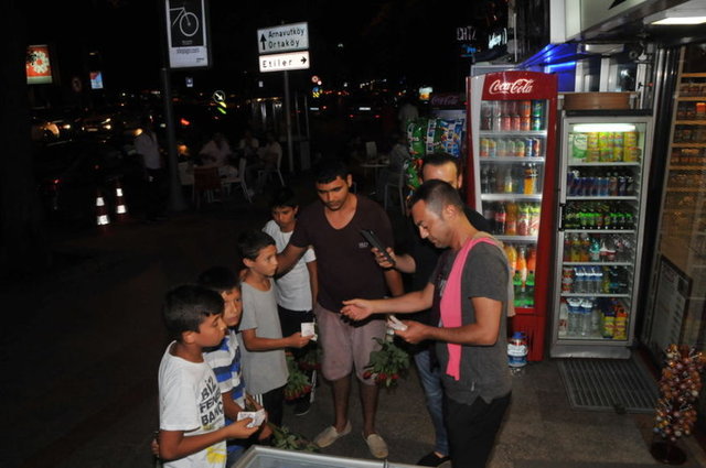 'SÖZ, DAHA ÇOK VERECEĞİM'Tezahüratlar eşliğinde geldiği büfenin önünde çocuklara para dağıtan şarkıcı, çocuklara şunları söylemişti: