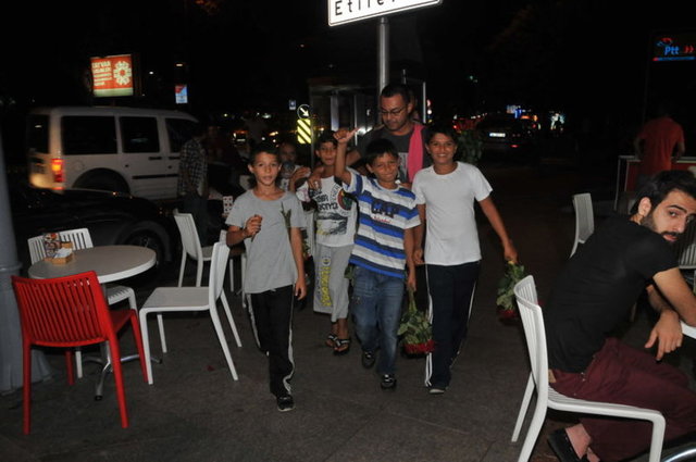 Bir büfeye girerek para bozduran Ortaç, önünde sıraya giren çocuklara 10'ar lira vermişti.