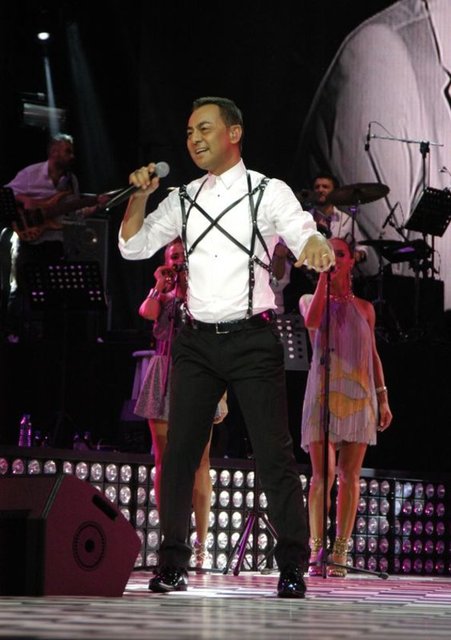 Ortaç, eşi için 'Yeşil Gözlüm' şarkısını söylerken, "Şöyle ayağımı atıp dansçı kızlarla beraber dans edebilir miyim aşkım? Senin kocan bir popstar aşkım" diye bağırdı.