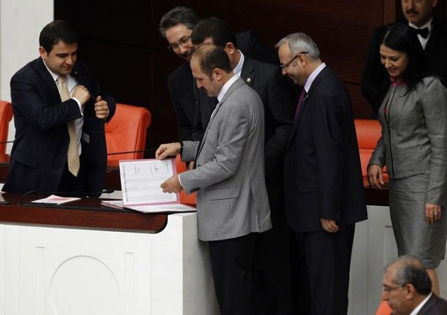 "Tarihin kurulduğu zamanlar vardır, yazıldığı zamanlar vardır. İkincisine tanıklık etmek herkese nasip olmaz. Ruhun konuştuğu yerde kalem susar. Ruhuyla imza atanların kalem kullanmalarına gerek yoktur."